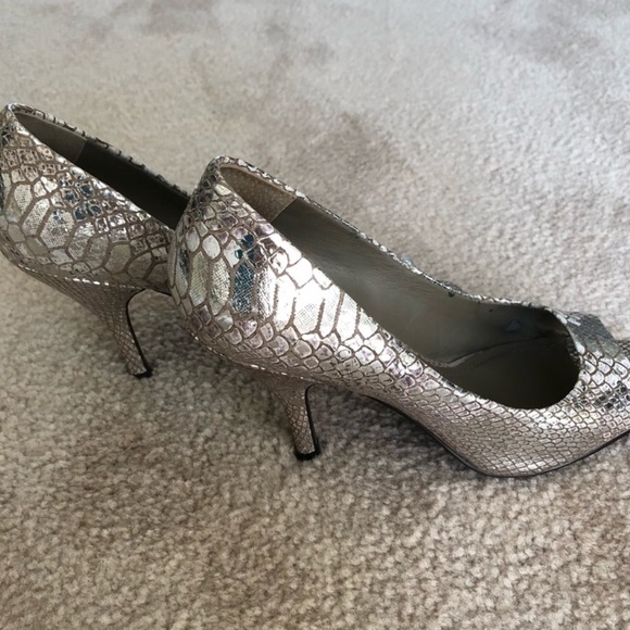 Classic Super Sexy Python Silver Tone BCBG Generation peep toe Pumps. Lux Style! - Picture 4 of 5